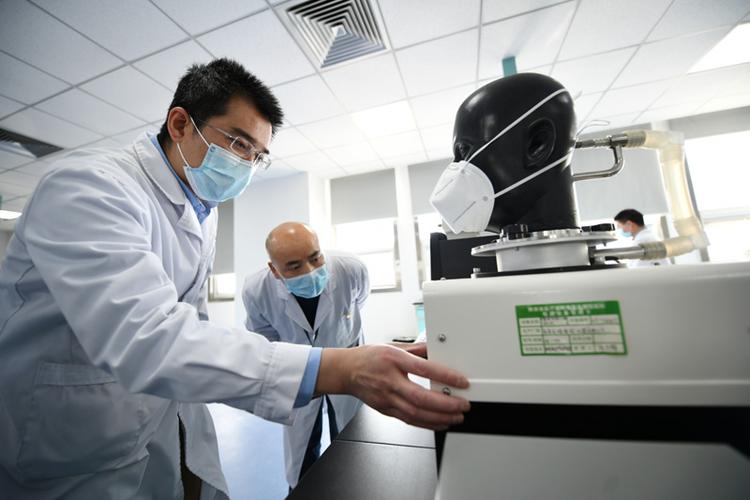 2月16日,在陕西省医疗器械质量监督检验院医用防护产品实验室,检验